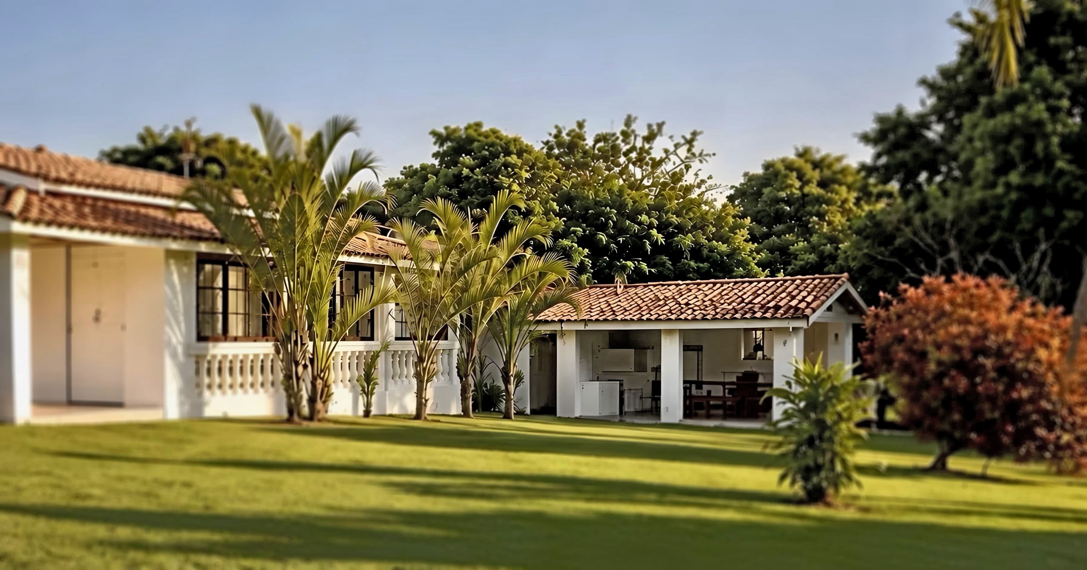 Fachada e jardim da Villa Águas em São Pedro, interior de São Paulo